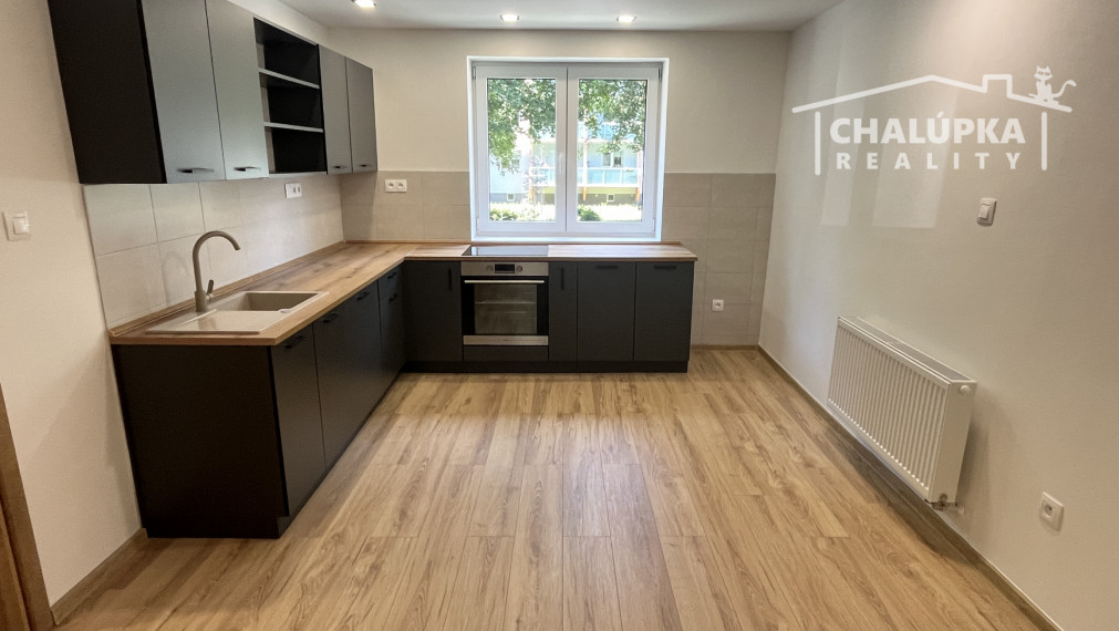 Tehlový 2-izbový byt s lodžiou Trenčín - Dlhé Hony