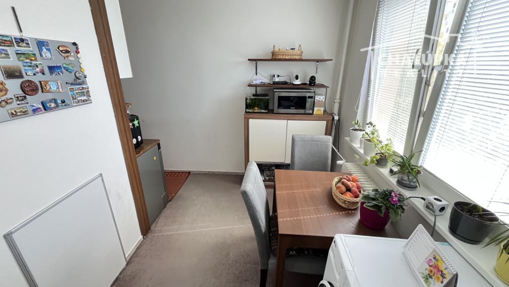 REZERVOVANÉ: Slnečný 2-izbový byt 57 m2 + 2 lodžie, ul. Západná, Trenčín - Juh