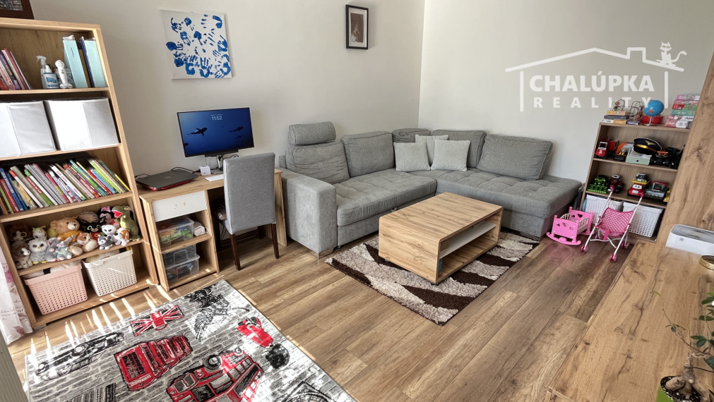 Slnečný 2-izbový byt 57 m2 + 2 lodžie, ul. Západná, Trenčín - Juh