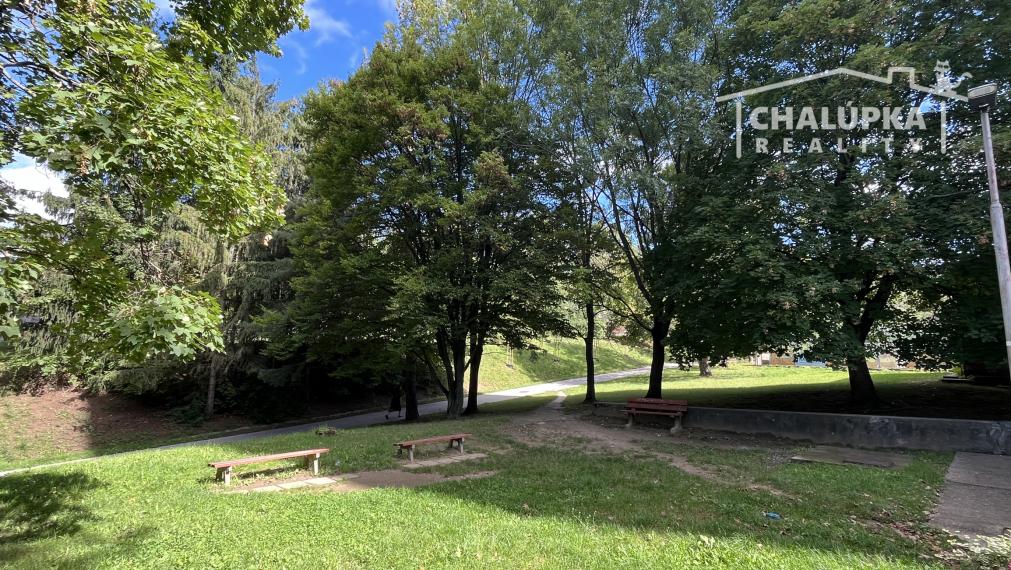 REZERVOVANÉ: Slnečný 2-izbový byt 57 m2 + 2 lodžie, ul. Západná, Trenčín - Juh