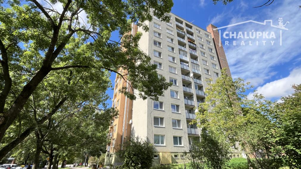 REZERVOVANÉ: Slnečný 2-izbový byt 57 m2 + 2 lodžie, ul. Západná, Trenčín - Juh