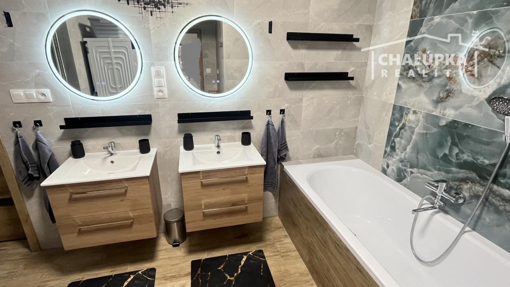 PRENÁJOM: Nadštandardný, zariadený 5-izbový mezanín 176 m2 + 2 terasy 43 m2 + garáž, Trenčín - Pod Sokolice