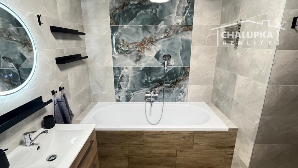 PRENÁJOM: Nadštandardný, zariadený 5-izbový mezanín 176 m2 + 2 terasy 43 m2 + garáž, Trenčín - Pod Sokolice