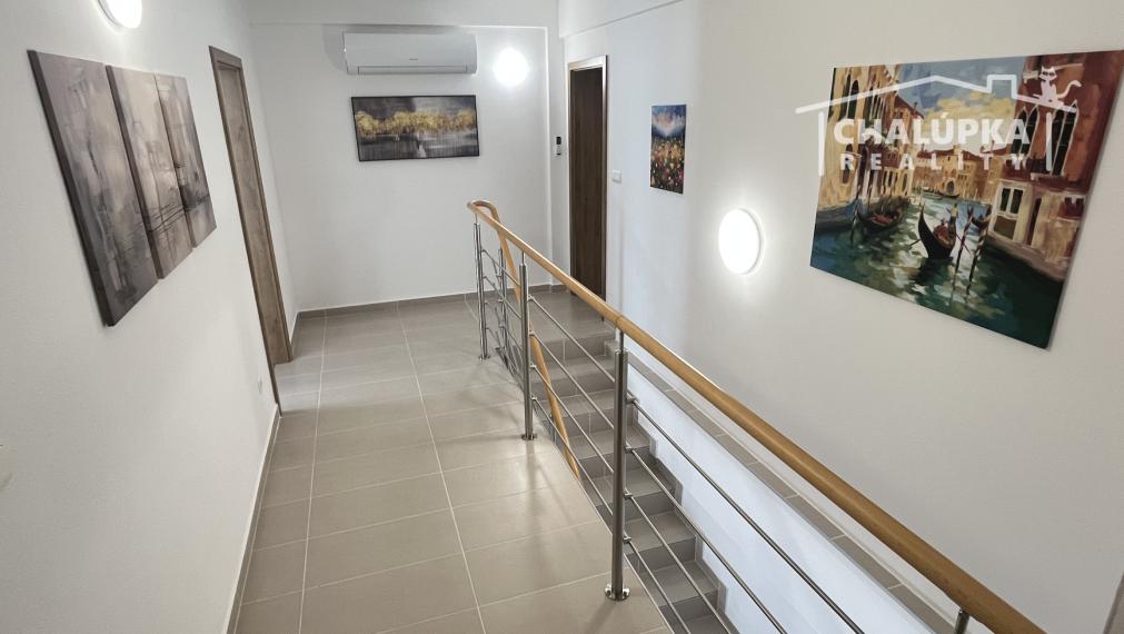 PRENÁJOM: Nadštandardný, zariadený 5-izbový mezanín 176 m2 + 2 terasy 43 m2 + garáž, Trenčín - Pod Sokolice