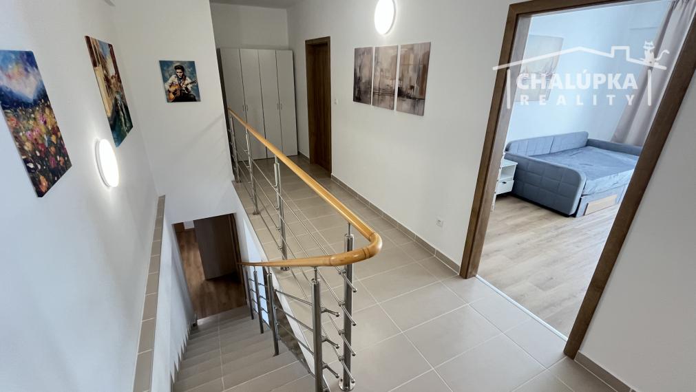 PRENÁJOM: Nadštandardný, zariadený 5-izbový mezanín 176 m2 + 2 terasy 43 m2 + garáž, Trenčín - Pod Sokolice