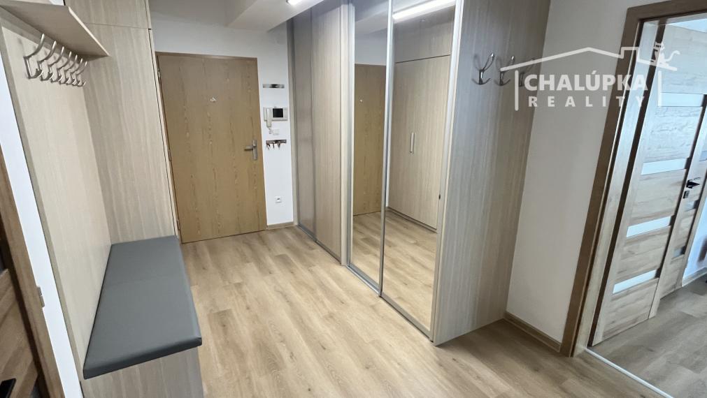 PRENÁJOM: Nadštandardný, zariadený 5-izbový mezanín 176 m2 + 2 terasy 43 m2 + garáž, Trenčín - Pod Sokolice