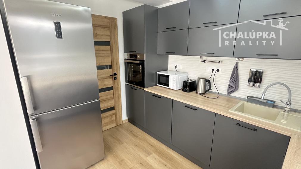 PRENÁJOM: Nadštandardný, zariadený 5-izbový mezanín 176 m2 + 2 terasy 43 m2 + garáž, Trenčín - Pod Sokolice