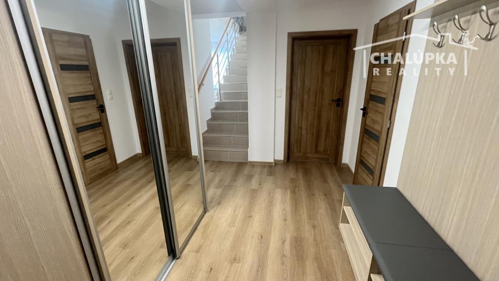 PRENÁJOM: Nadštandardný, zariadený 5-izbový mezanín 176 m2 + 2 terasy 43 m2 + garáž, Trenčín - Pod Sokolice