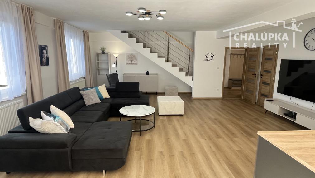 PRENÁJOM: Nadštandardný, zariadený 5-izbový mezanín 176 m2 + 2 terasy 43 m2 + garáž, Trenčín - Pod Sokolice