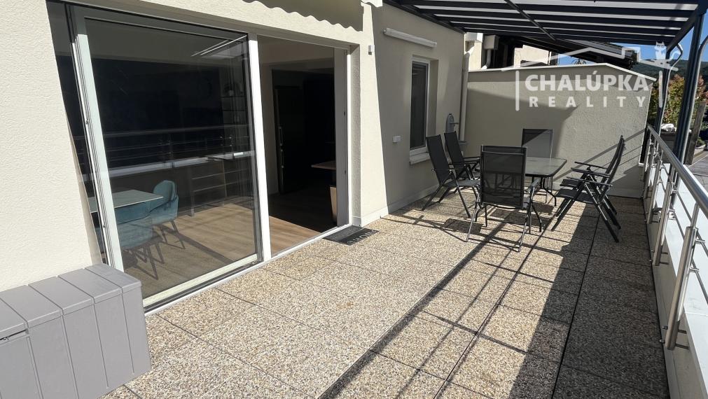 PRENÁJOM: Nadštandardný, zariadený 5-izbový mezanín 176 m2 + 2 terasy 43 m2 + garáž, Trenčín - Pod Sokolice