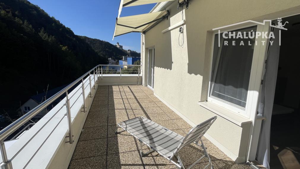 PRENÁJOM: Nadštandardný, zariadený 5-izbový mezanín 176 m2 + 2 terasy 43 m2 + garáž, Trenčín - Pod Sokolice