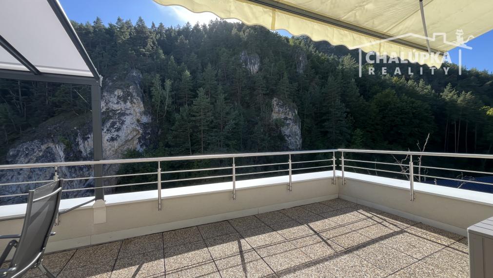 PRENÁJOM: Nadštandardný, zariadený 5-izbový mezanín 176 m2 + 2 terasy 43 m2 + garáž, Trenčín - Pod Sokolice