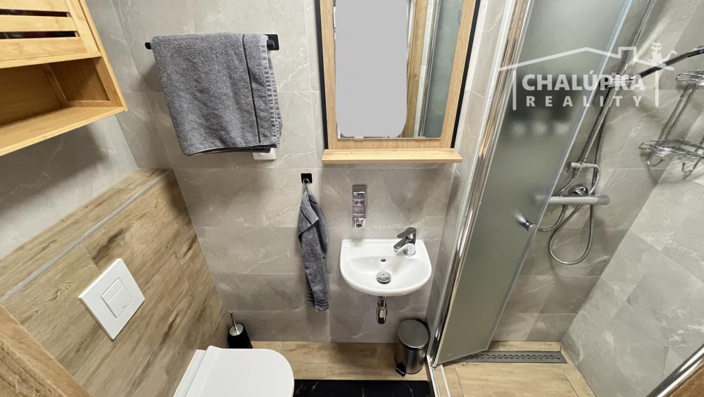 PRENÁJOM: Nadštandardný, zariadený 5-izbový mezanín 176 m2 + 2 terasy 43 m2 + garáž, Trenčín - Pod Sokolice