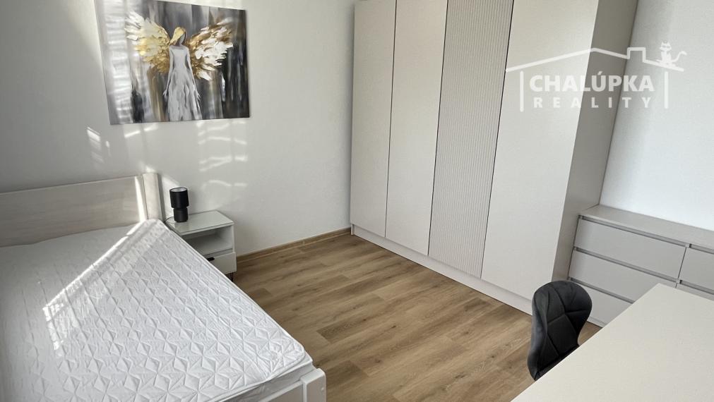 PRENÁJOM: Nadštandardný, zariadený 5-izbový mezanín 176 m2 + 2 terasy 43 m2 + garáž, Trenčín - Pod Sokolice