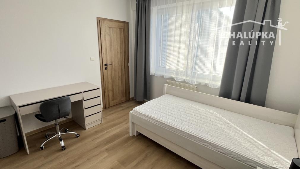 PRENÁJOM: Nadštandardný, zariadený 5-izbový mezanín 176 m2 + 2 terasy 43 m2 + garáž, Trenčín - Pod Sokolice