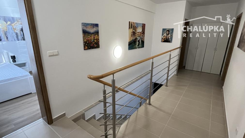 PRENÁJOM: Nadštandardný, zariadený 5-izbový mezanín 176 m2 + 2 terasy 43 m2 + garáž, Trenčín - Pod Sokolice