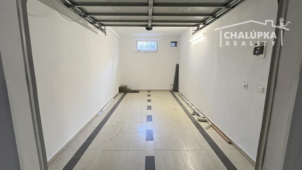 PRENÁJOM: Nadštandardný, zariadený 5-izbový mezanín 176 m2 + 2 terasy 43 m2 + garáž, Trenčín - Pod Sokolice