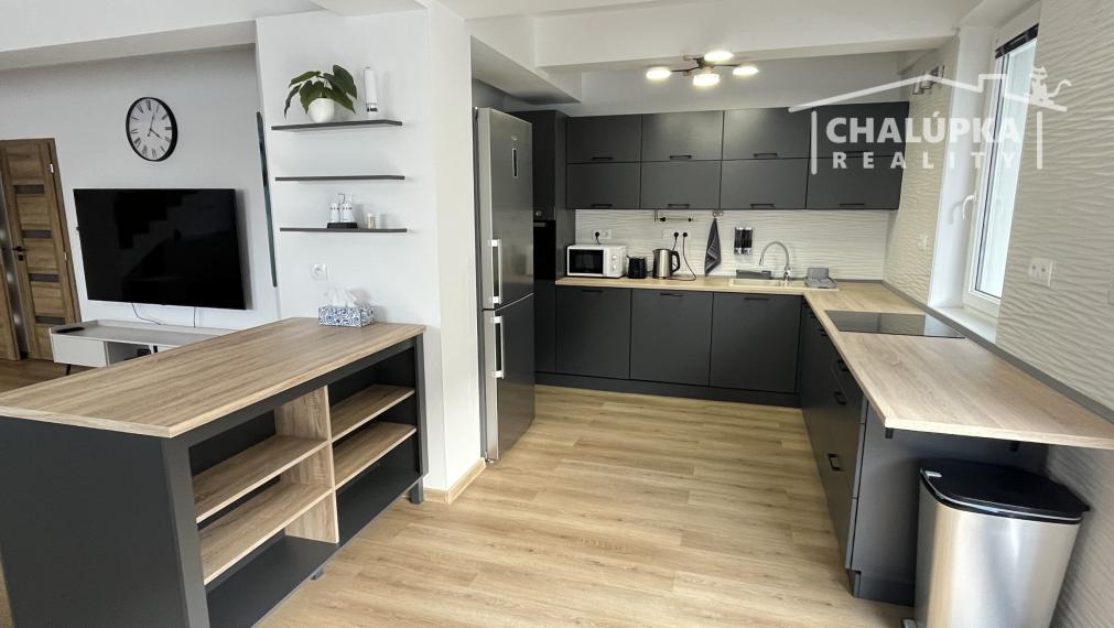 PRENÁJOM: Nadštandardný, zariadený 5-izbový mezanín 176 m2 + 2 terasy 43 m2 + garáž, Trenčín - Pod Sokolice