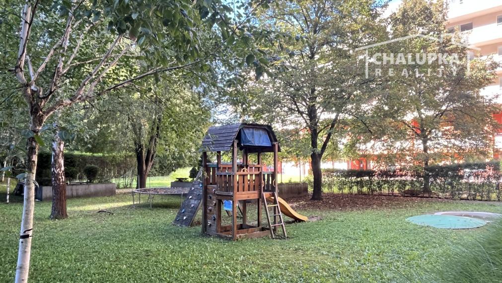 PRENÁJOM: Nadštandardný, zariadený 5-izbový mezanín 176 m2 + 2 terasy 43 m2 + garáž, Trenčín - Pod Sokolice