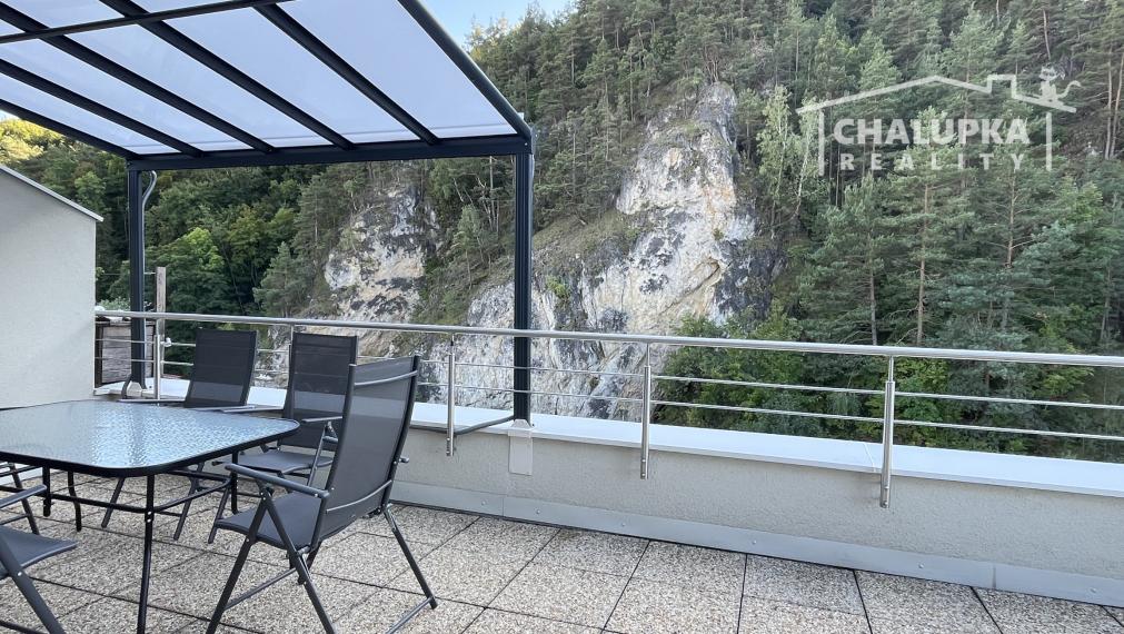 PRENÁJOM: Nadštandardný, zariadený 5-izbový mezanín 176 m2 + 2 terasy 43 m2 + garáž, Trenčín - Pod Sokolice