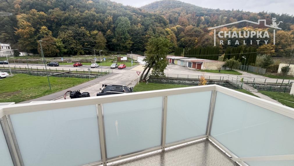 Tehlový 2-izbový byt s veľkým balkónom v Tr. Tepliciach