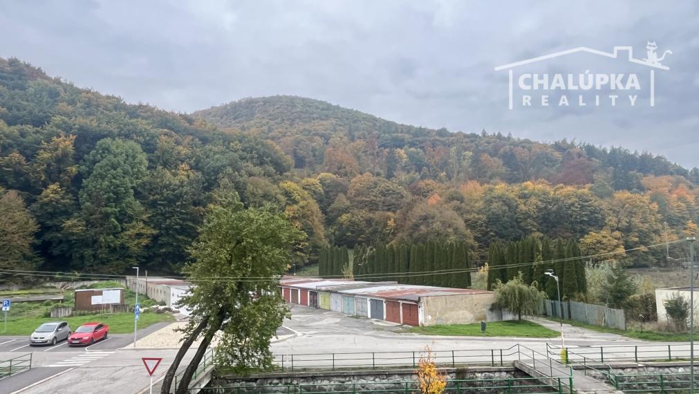 Tehlový 2-izbový byt s veľkým balkónom v Tr. Tepliciach