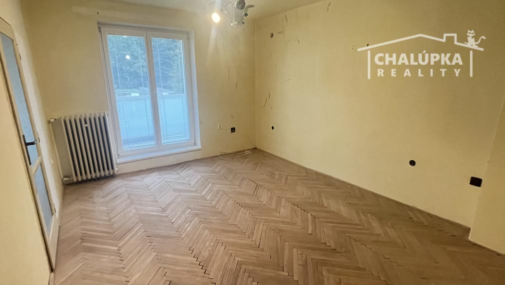 Tehlový 2-izbový byt s veľkým balkónom v Tr. Tepliciach