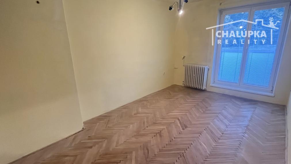 Tehlový 2-izbový byt s veľkým balkónom v Tr. Tepliciach