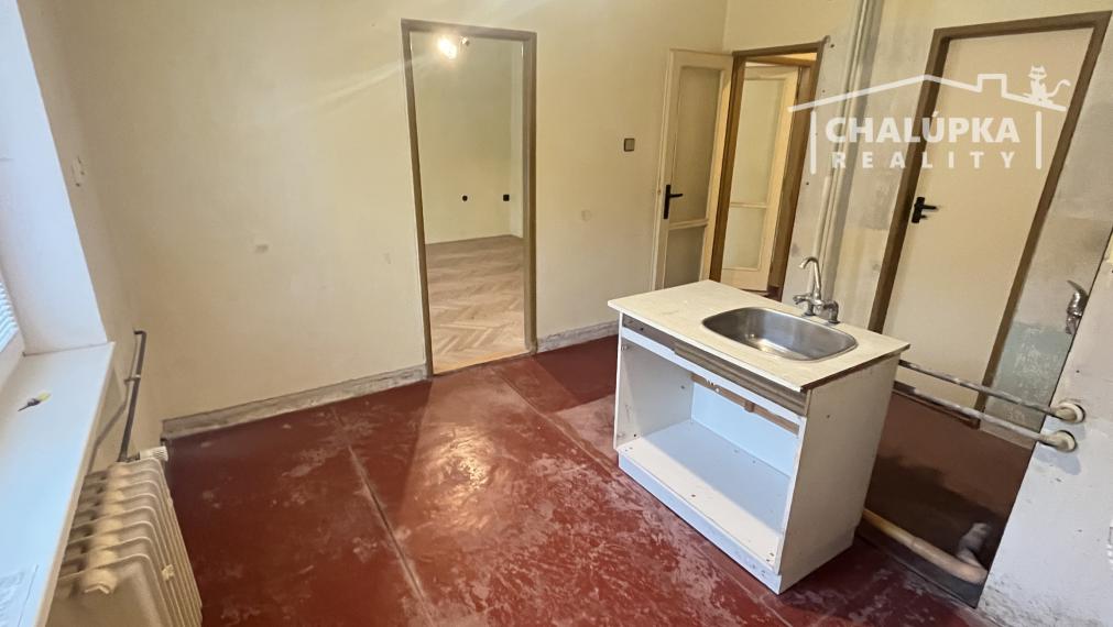 Tehlový 2-izbový byt s veľkým balkónom v Tr. Tepliciach