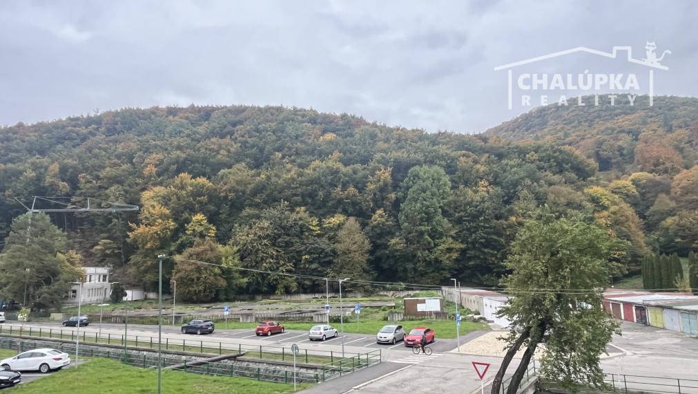 Tehlový 2-izbový byt s veľkým balkónom v Tr. Tepliciach