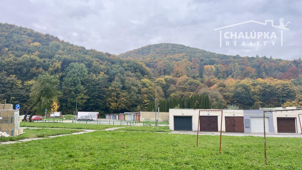 Tehlový 2-izbový byt s veľkým balkónom v Tr. Tepliciach