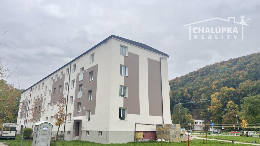 Tehlový 2-izbový byt s veľkým balkónom v Tr. Tepliciach