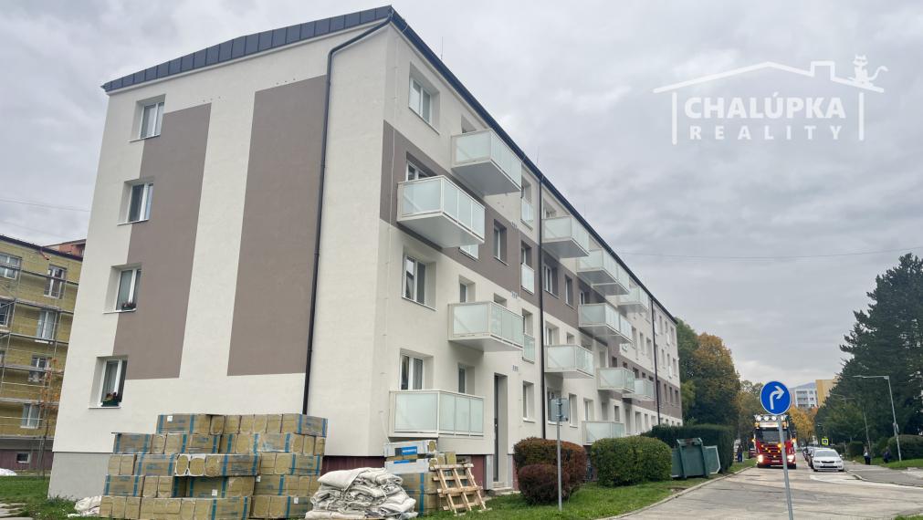 Tehlový 2-izbový byt s veľkým balkónom v Tr. Tepliciach