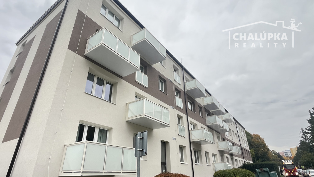 Tehlový 2-izbový byt s veľkým balkónom v Tr. Tepliciach
