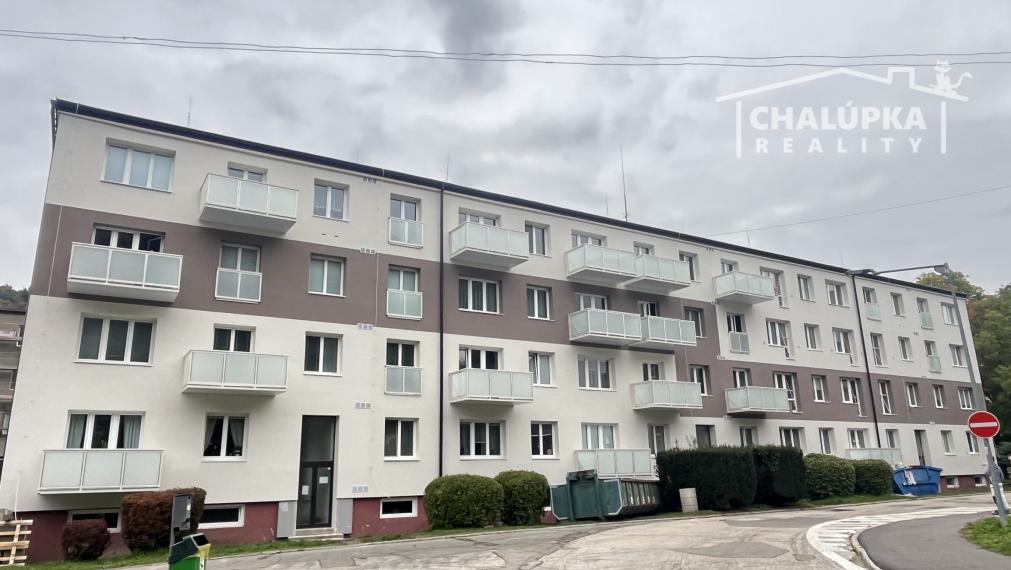 Tehlový 2-izbový byt s veľkým balkónom v Tr. Tepliciach