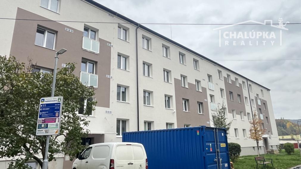 Tehlový 2-izbový byt s veľkým balkónom v Tr. Tepliciach