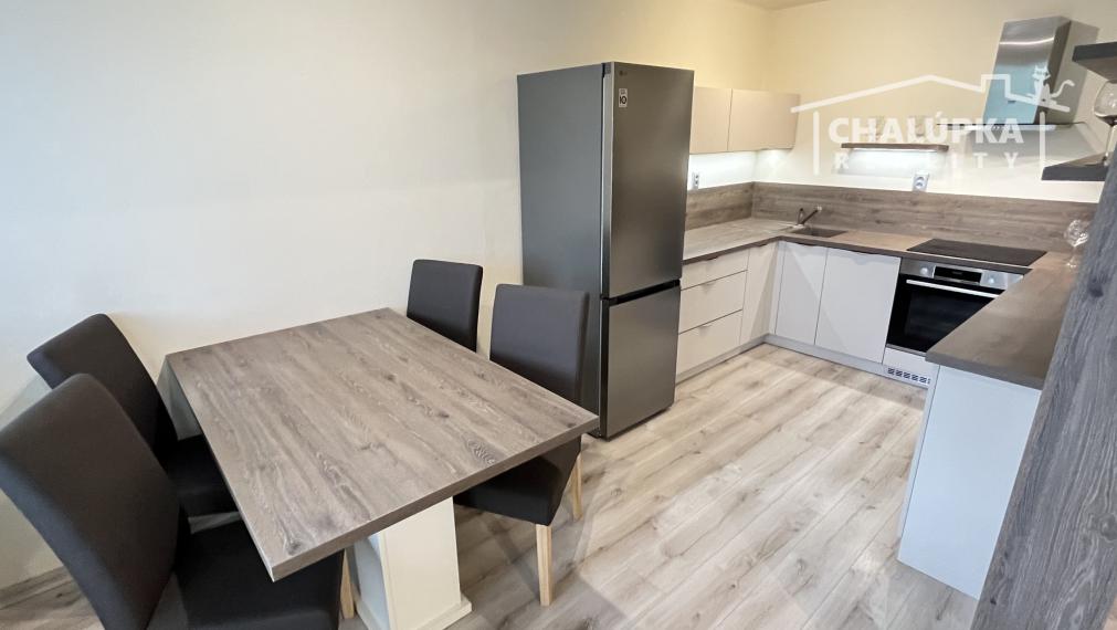 Zrekonštruovaný 3-izbový byt s lodžiou v Trenčíne, ul. Osvienčimská, Sihoť II