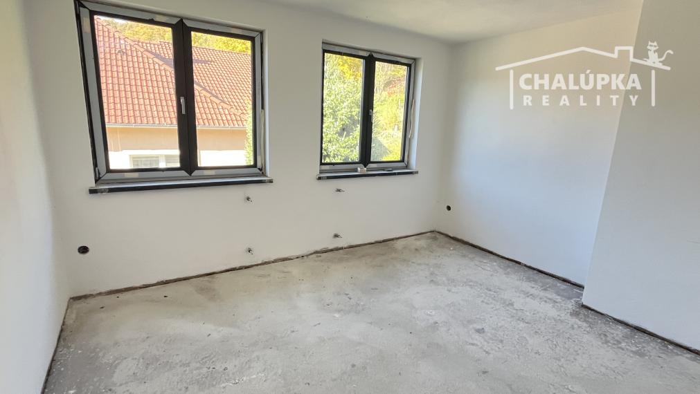 Veľký dom 7+1 s garážou a 1784 m2 pozemkom v Prašníku pri Piešťanoch