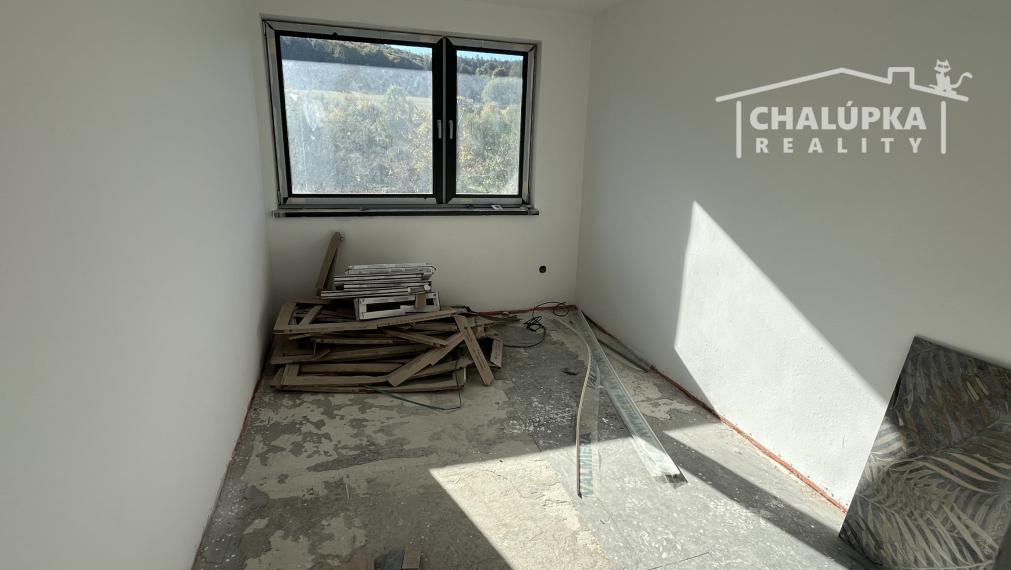 Veľký dom 7+1 s garážou a 1784 m2 pozemkom v Prašníku pri Piešťanoch