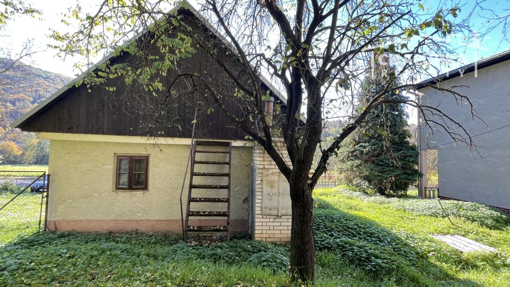 Veľký dom 7+1 s garážou a 1784 m2 pozemkom v Prašníku pri Piešťanoch