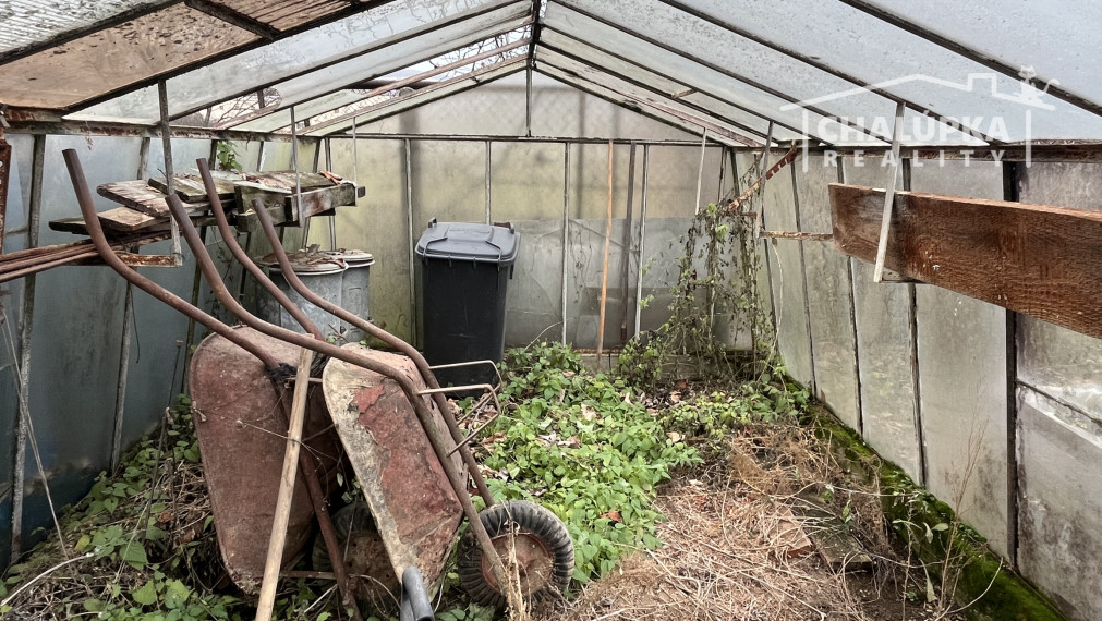 Tehlový 3-izbový byt s lodžiou, vl. kúrenie, veľký dvor, Nemšová časť Kľúčové