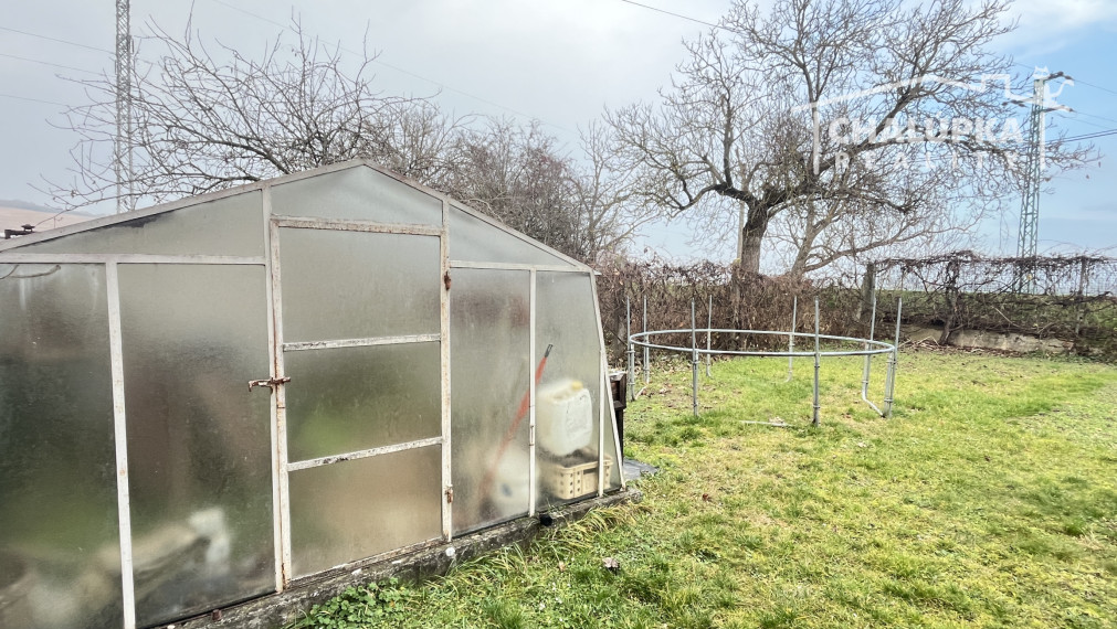 Tehlový 3-izbový byt s lodžiou, vl. kúrenie, veľký dvor, Nemšová časť Kľúčové