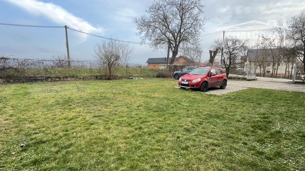 Tehlový 3-izbový byt s lodžiou, vl. kúrenie, veľký dvor, Nemšová časť Kľúčové