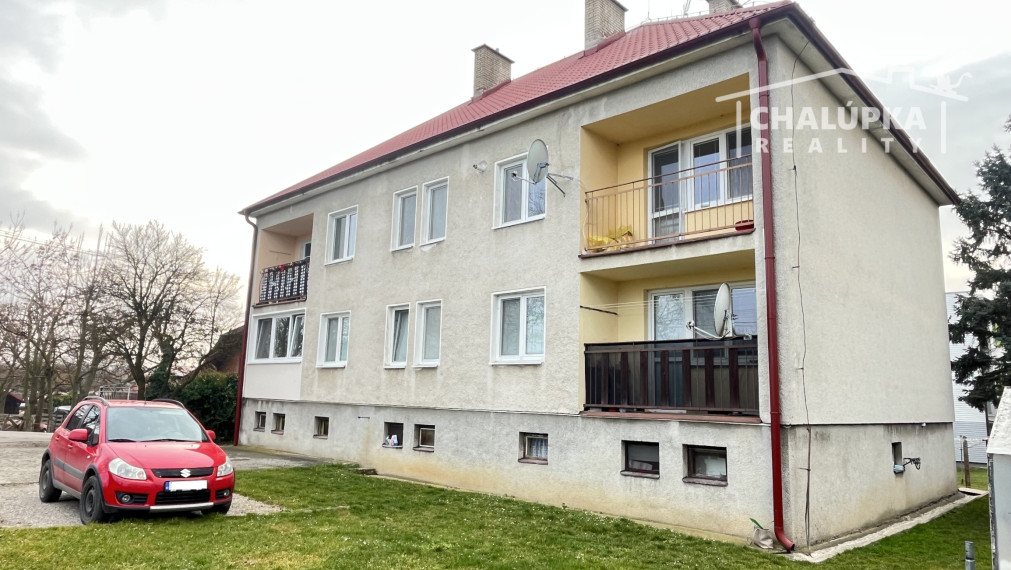 Tehlový 3-izbový byt s lodžiou, vl. kúrenie, veľký dvor, Nemšová časť Kľúčové