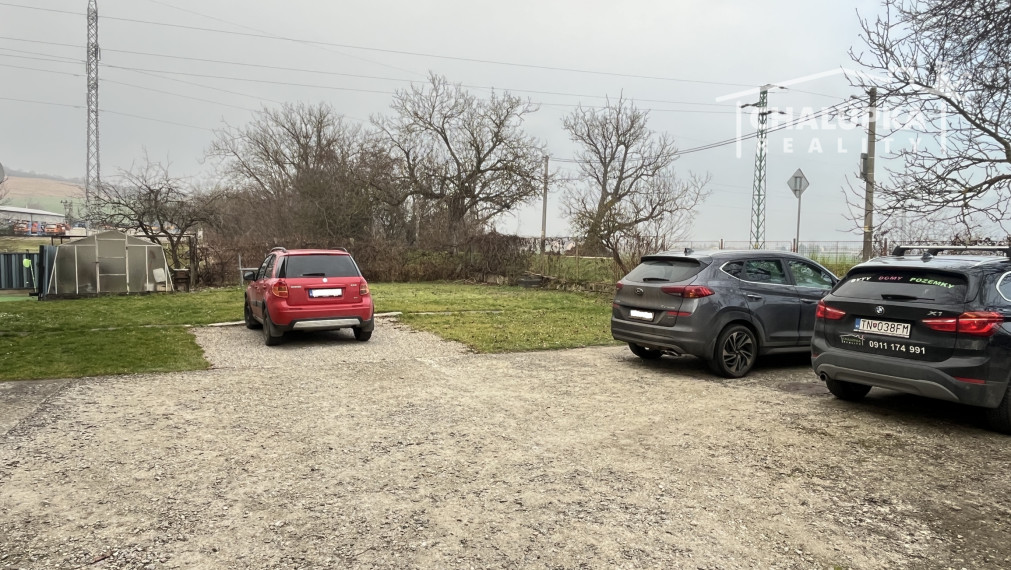 Tehlový 3-izbový byt s lodžiou, vl. kúrenie, veľký dvor, Nemšová časť Kľúčové