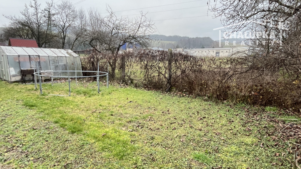 Tehlový 3-izbový byt s lodžiou, vl. kúrenie, veľký dvor, Nemšová časť Kľúčové