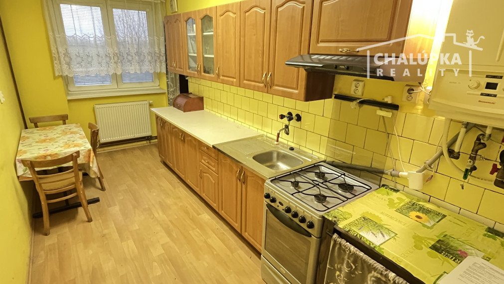 Tehlový 3-izbový byt s lodžiou, vl. kúrenie, veľký dvor, Nemšová časť Kľúčové