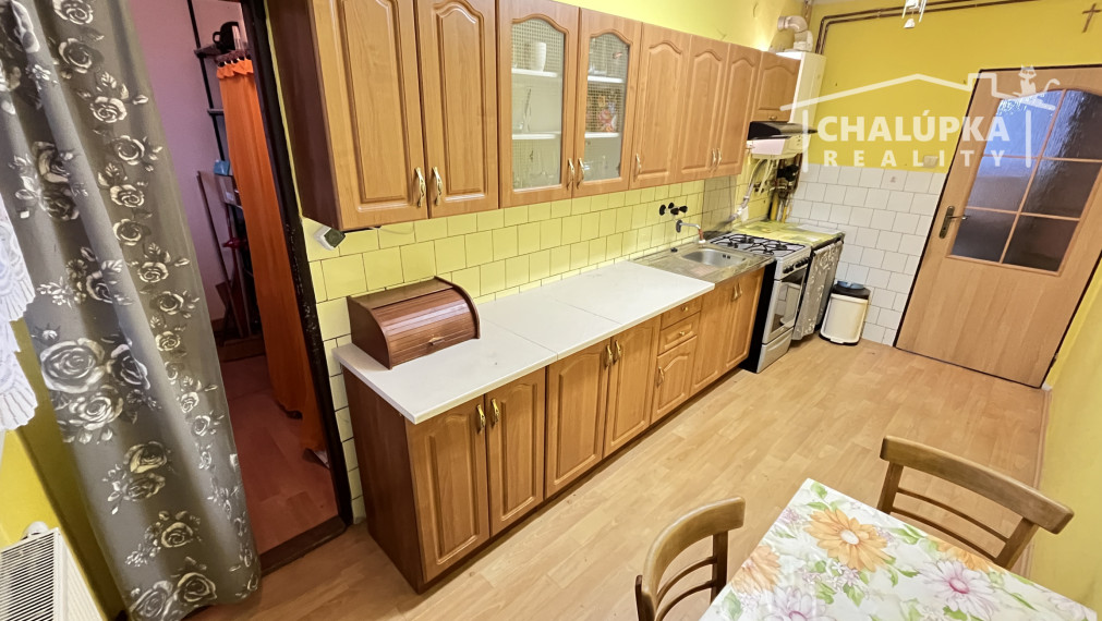 Tehlový 3-izbový byt s lodžiou, vl. kúrenie, veľký dvor, Nemšová časť Kľúčové