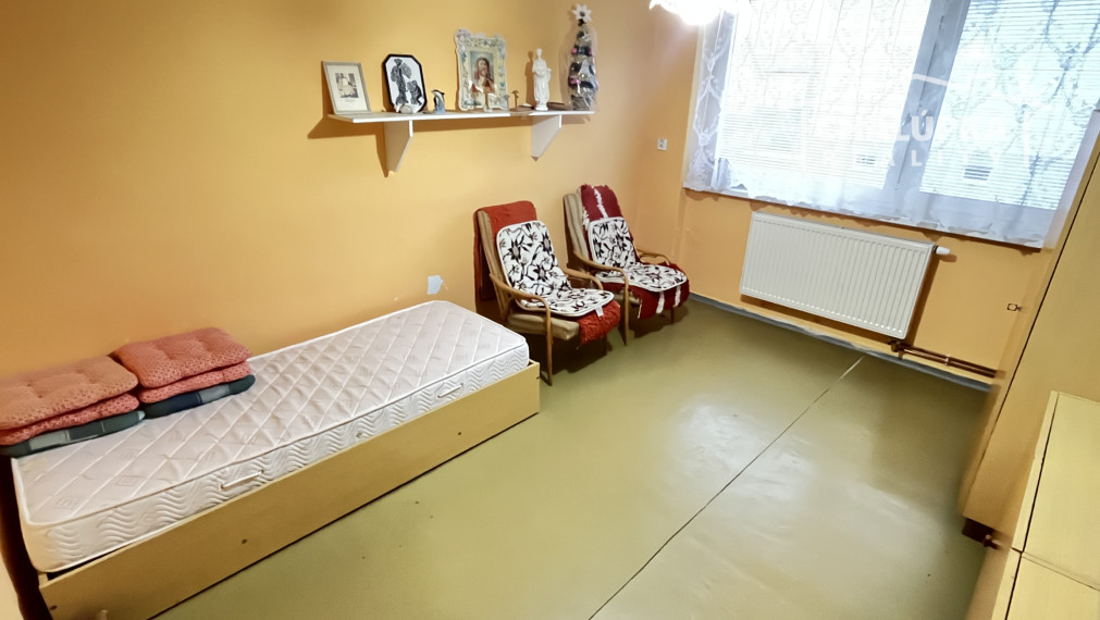 Tehlový 3-izbový byt s lodžiou, vl. kúrenie, veľký dvor, Nemšová časť Kľúčové