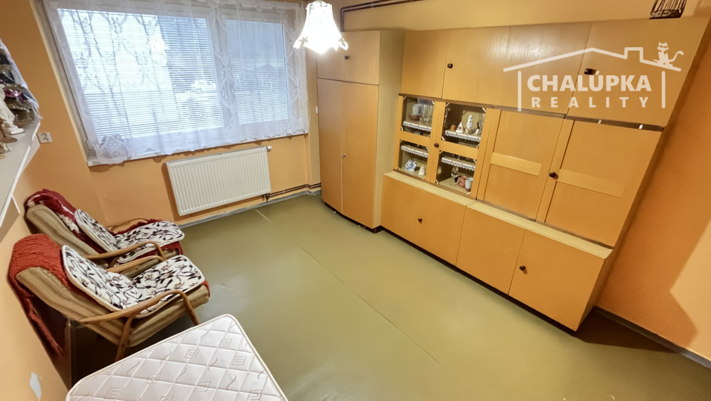 Tehlový 3-izbový byt s lodžiou, vl. kúrenie, veľký dvor, Nemšová časť Kľúčové